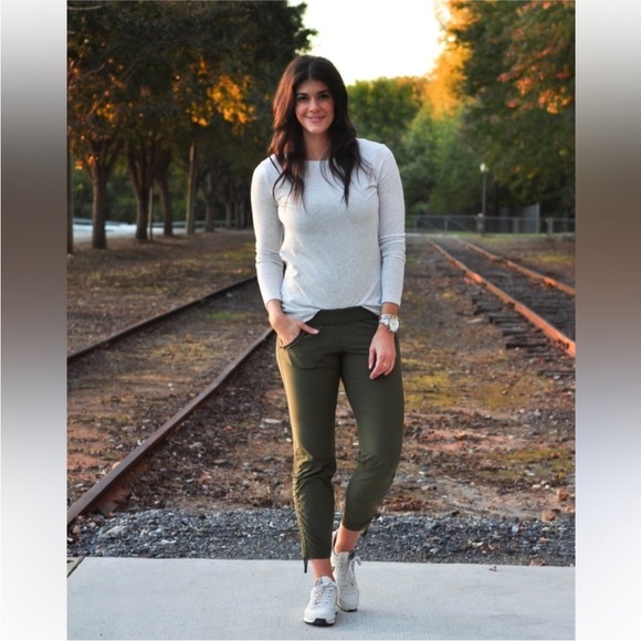 ATHLETA ASPIRE ANKLE CINCH PANT SIZE 8 - Picture 3 of 10